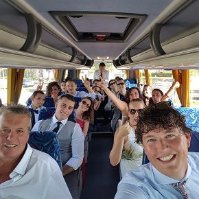 Met de bus van Vilanova i la Geltrù naar de trouwlocatie in Sitges